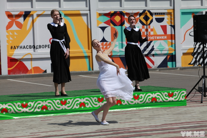 Праздничная колонна и передвижной концерт проходит в Усть-Каменогорске