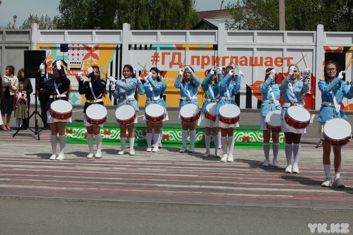 Праздничная колонна и передвижной концерт проходит в Усть-Каменогорске