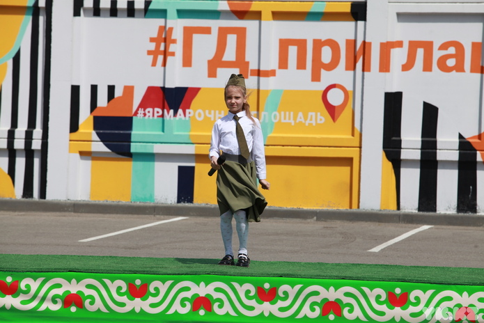 Праздничная колонна и передвижной концерт проходит в Усть-Каменогорске