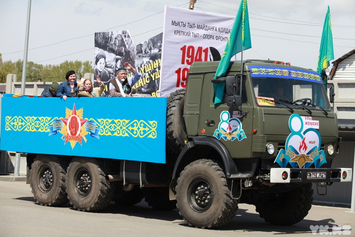 Праздничная колонна и передвижной концерт проходит в Усть-Каменогорске