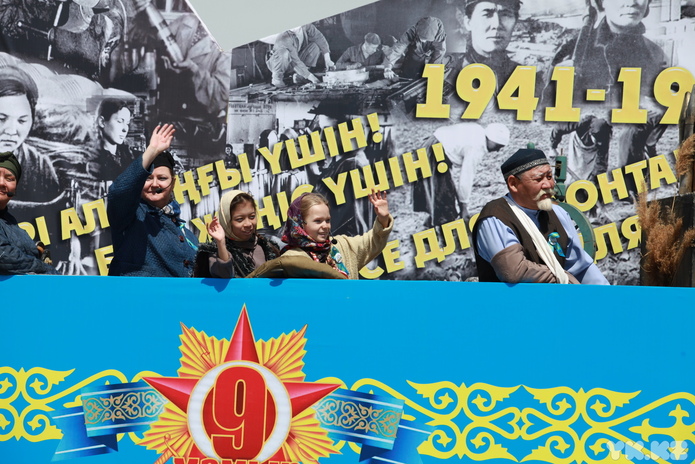 Праздничная колонна и передвижной концерт проходит в Усть-Каменогорске
