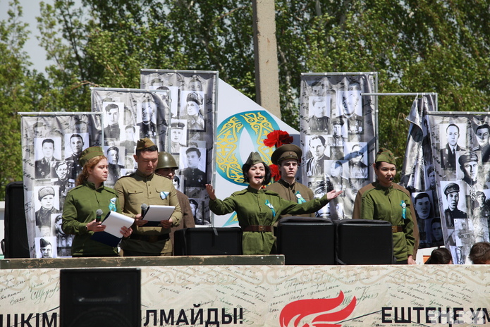 Праздничная колонна и передвижной концерт проходит в Усть-Каменогорске