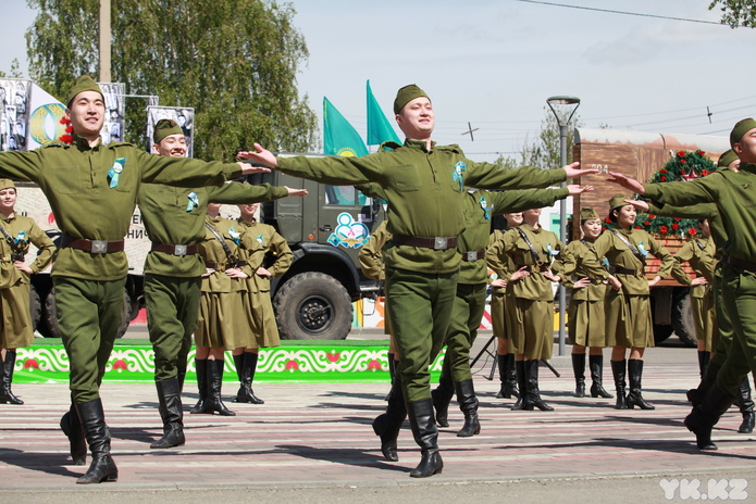 Праздничная колонна и передвижной концерт проходит в Усть-Каменогорске
