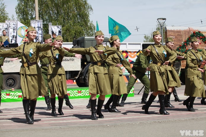 Праздничная колонна и передвижной концерт проходит в Усть-Каменогорске