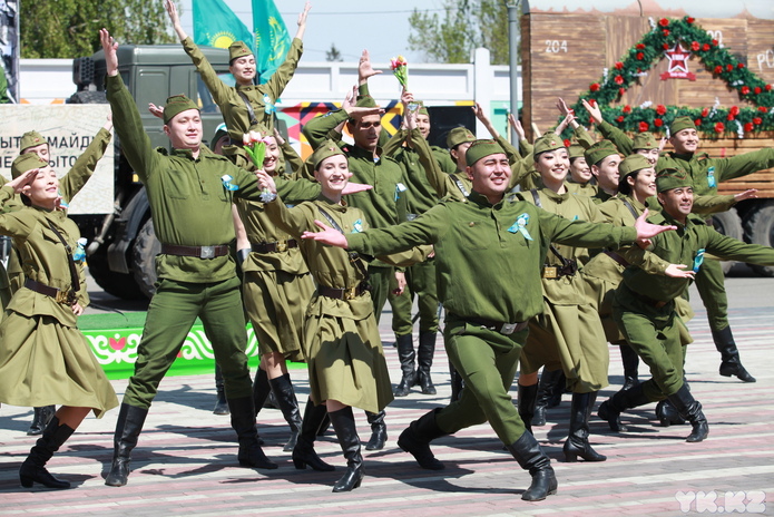 Праздничная колонна и передвижной концерт проходит в Усть-Каменогорске