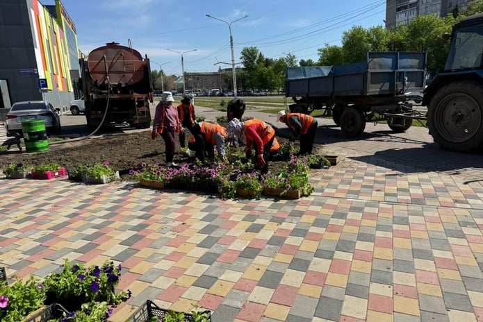 Массовая высадка цветов идёт в Усть-Каменогорске