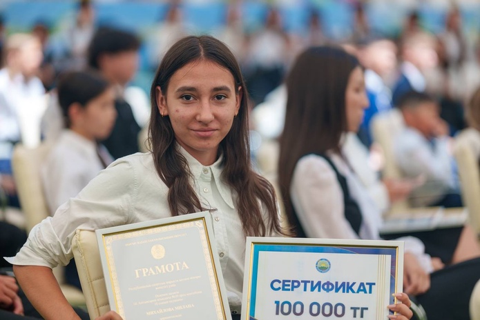 В Международный День защиты детей аким ВКО встретился с одаренными школьниками