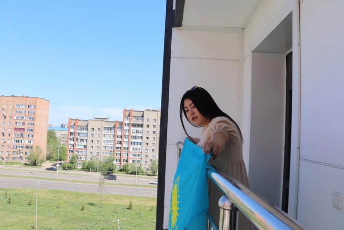 В Усть-Каменогорске высотные здания украсили государственными флагами