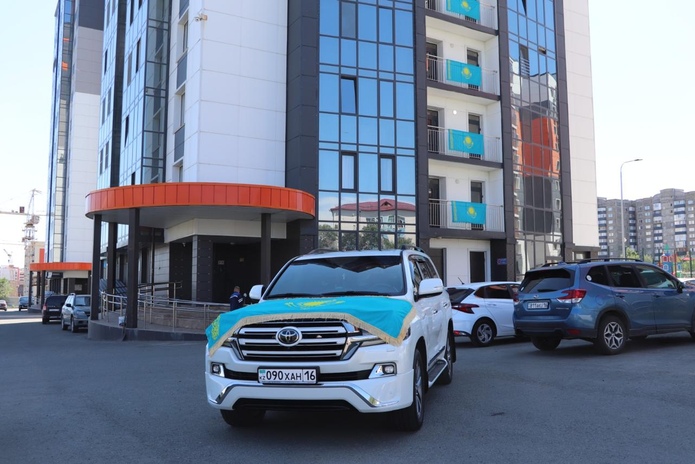 В Усть-Каменогорске высотные здания украсили государственными флагами