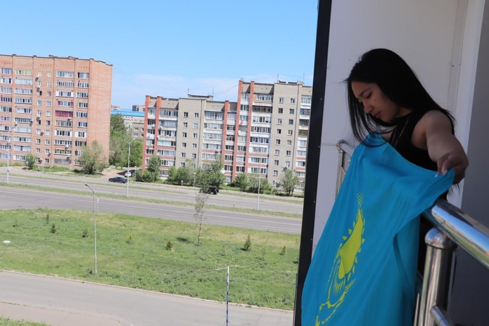 В Усть-Каменогорске высотные здания украсили государственными флагами