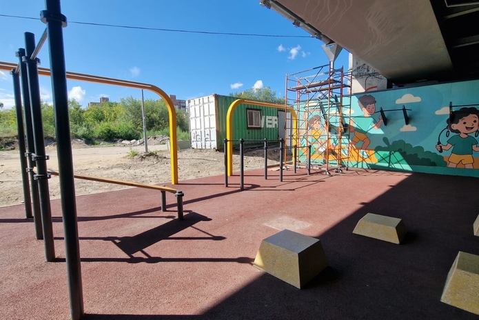 Воркаут-зона под мостом в Усть-Каменогорске привлекает детей
