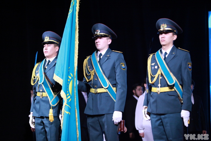 В Усть-Каменогорске накануне Дня Республики наградили людей рабочих профессий