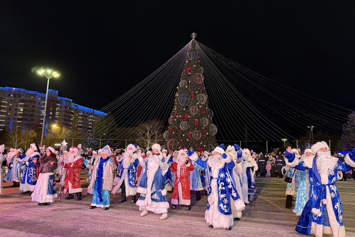 В Усть-Каменогорске зажгли главную ёлку области