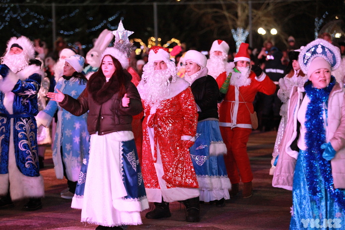 В Усть-Каменогорске зажгли главную ёлку области