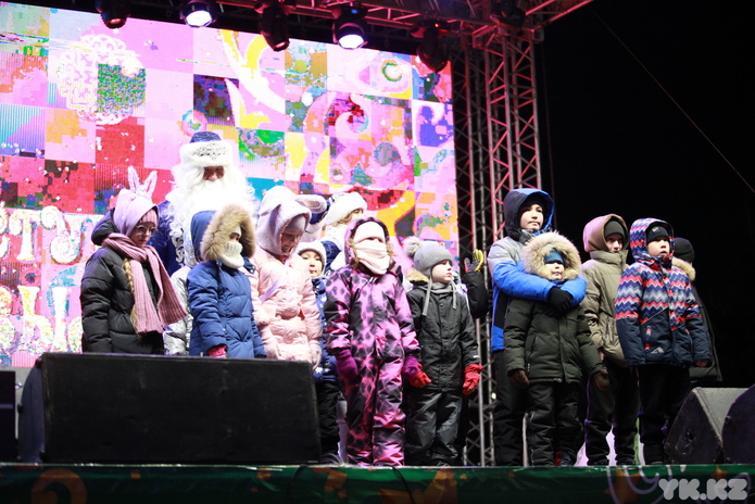 В Усть-Каменогорске зажгли главную ёлку области