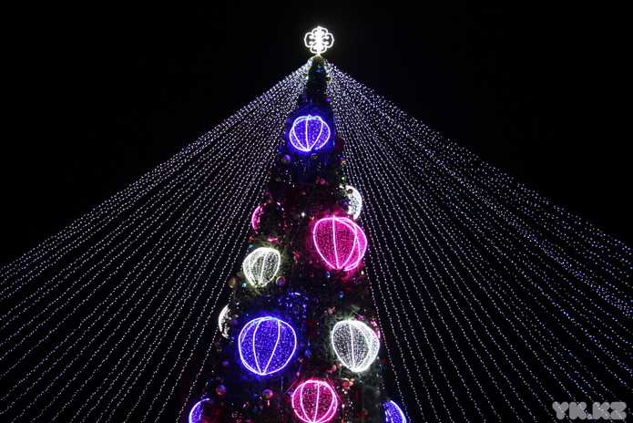 В Усть-Каменогорске зажгли главную ёлку области