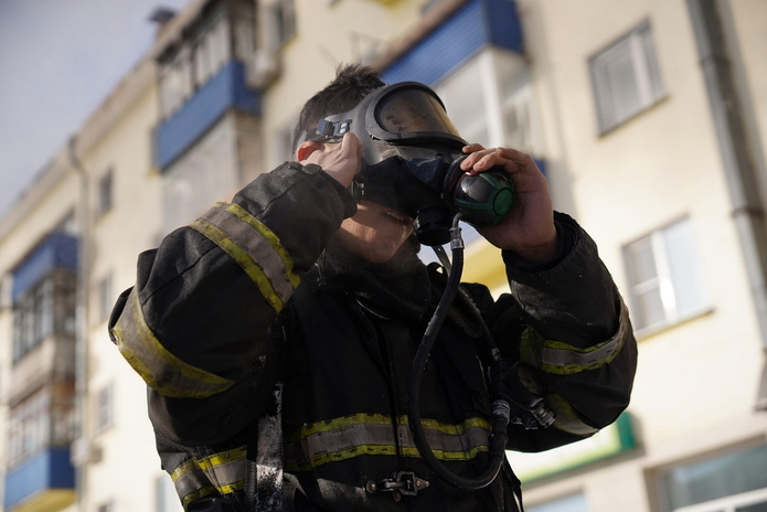 29 человек тушат пожар в замусоренной квартире Усть-Каменогорска