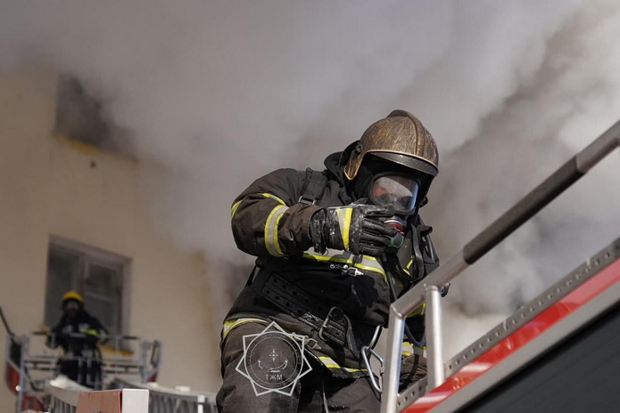 29 человек тушат пожар в замусоренной квартире Усть-Каменогорска