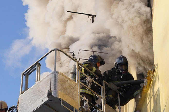 29 человек тушат пожар в замусоренной квартире Усть-Каменогорска