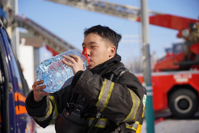 29 человек тушат пожар в замусоренной квартире Усть-Каменогорска