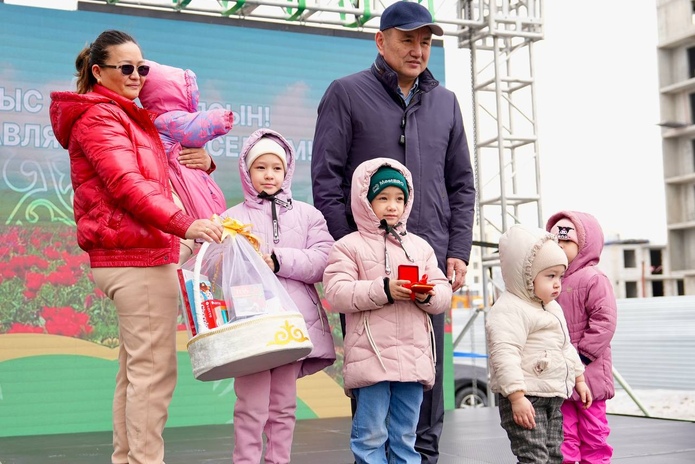 В Усть-Каменогорске 20 семей получили ключи от новых квартир