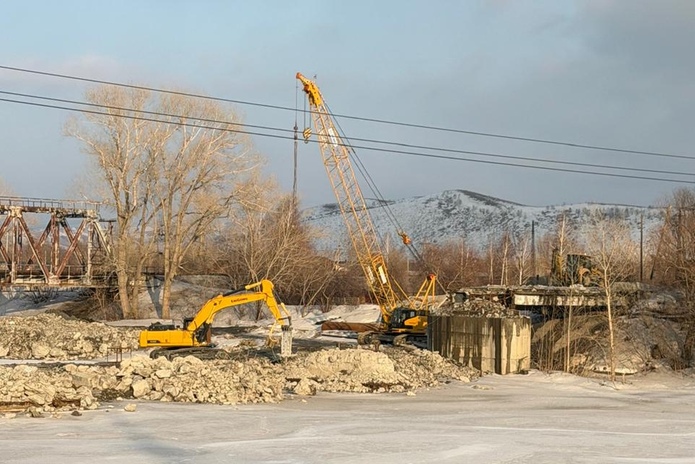 На месте рухнувшего моста в Усть-Каменогорске работает техника