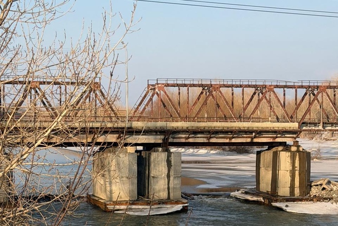 На месте рухнувшего моста в Усть-Каменогорске работает техника