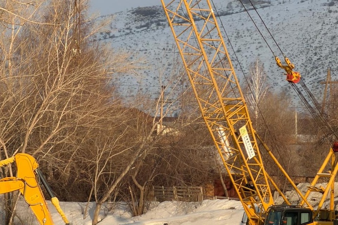 На месте рухнувшего моста в Усть-Каменогорске работает техника