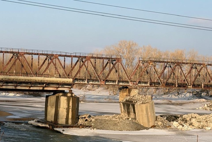 На месте рухнувшего моста в Усть-Каменогорске работает техника