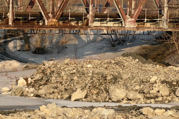 На месте рухнувшего моста в Усть-Каменогорске работает техника