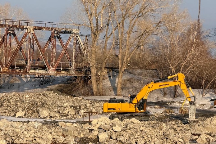 На месте рухнувшего моста в Усть-Каменогорске работает техника