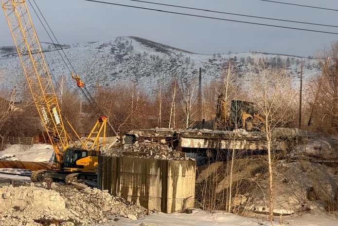 На месте рухнувшего моста в Усть-Каменогорске работает техника