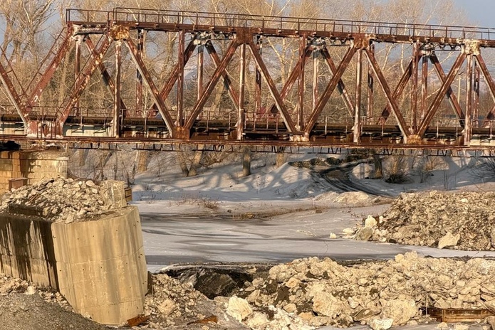 На месте рухнувшего моста в Усть-Каменогорске работает техника