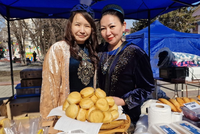 Яркие костюмы и юрты заполнили площадь перед Домом дружбы в Усть-Каменогорске