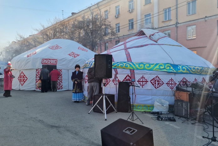 Яркие костюмы и юрты заполнили площадь перед Домом дружбы в Усть-Каменогорске