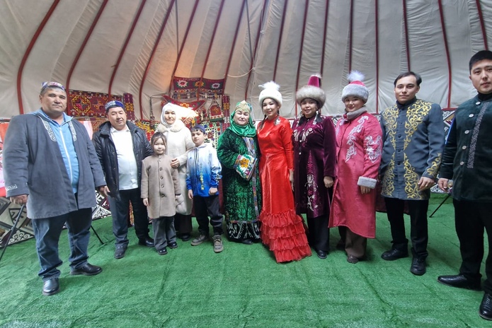 Яркие костюмы и юрты заполнили площадь перед Домом дружбы в Усть-Каменогорске