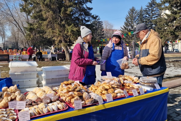 Яркие костюмы и юрты заполнили площадь перед Домом дружбы в Усть-Каменогорске