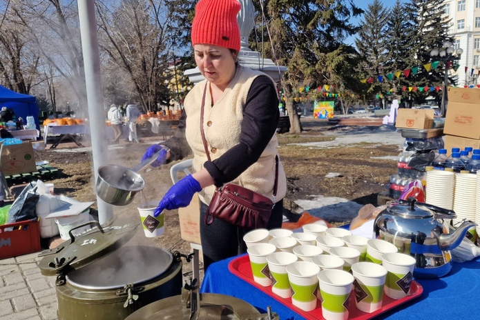 Яркие костюмы и юрты заполнили площадь перед Домом дружбы в Усть-Каменогорске