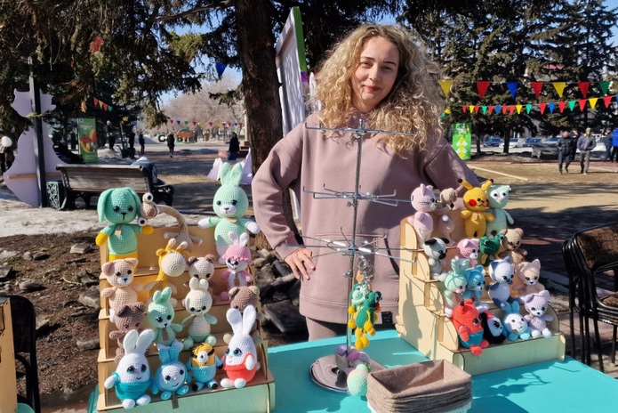 Яркие костюмы и юрты заполнили площадь перед Домом дружбы в Усть-Каменогорске