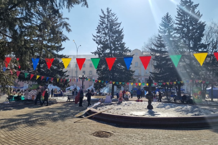 Яркие костюмы и юрты заполнили площадь перед Домом дружбы в Усть-Каменогорске