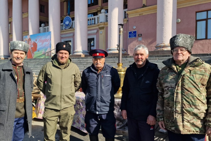 Яркие костюмы и юрты заполнили площадь перед Домом дружбы в Усть-Каменогорске