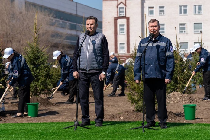 За посадкой деревьев в Усть-Каменогорске наблюдал президент