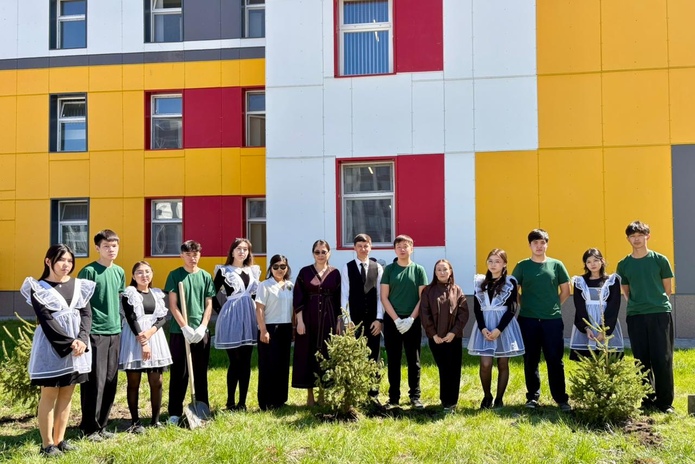 В Усть-Каменогорск выпускники школ сажают деревья