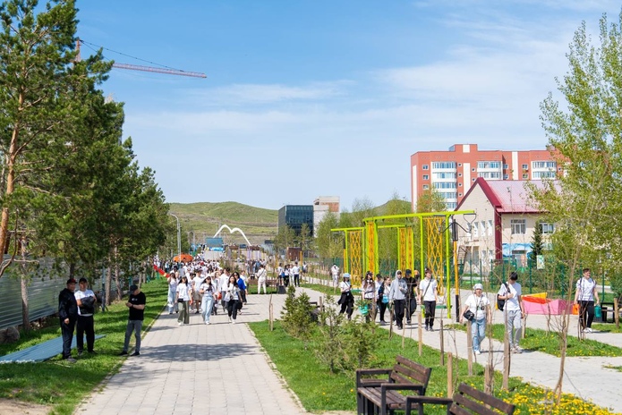 11-классники Усть-Каменогорска высадили почти 2,5 тысячи саженцев