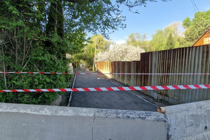 В Усть-Каменогорске снова рухнул мост
