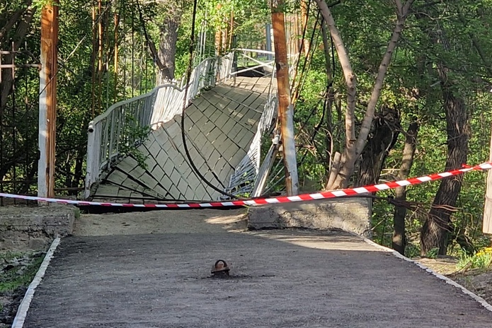 В Усть-Каменогорске снова рухнул мост