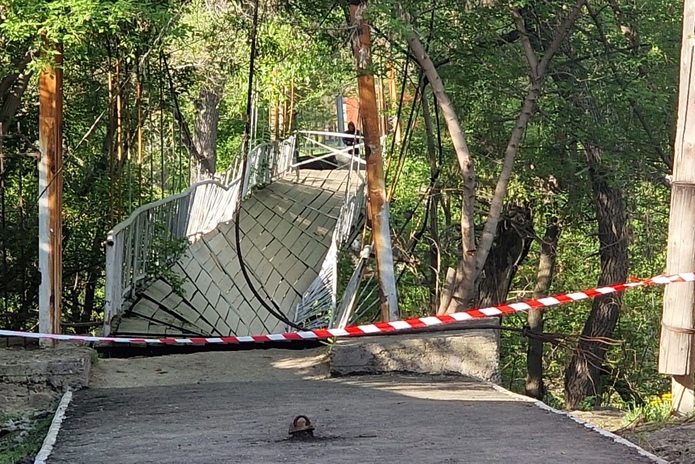 В Усть-Каменогорске снова рухнул мост