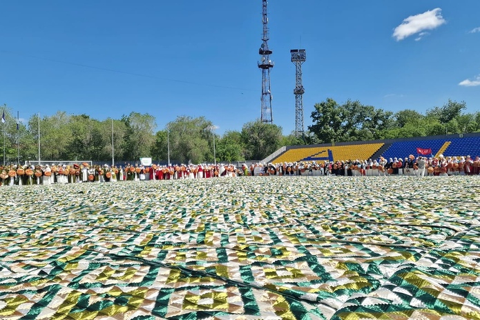 Одеяло размером с футбольное поле выложили в Усть-Каменогорске
