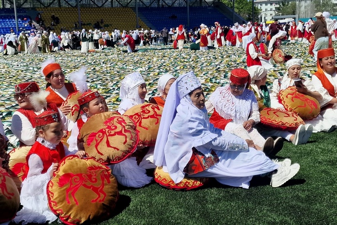 Одеяло размером с футбольное поле выложили в Усть-Каменогорске