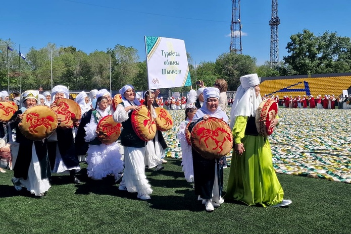 Одеяло размером с футбольное поле выложили в Усть-Каменогорске